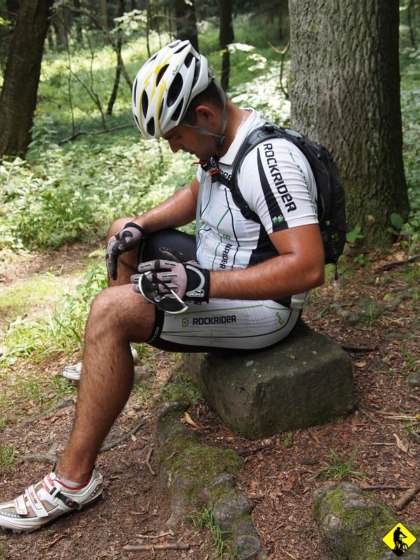 P7212079.jpg - Pod figurką św. Onufrego Piotrek wspomina czasy jak to stało, tfu..... było za nastolatka :)