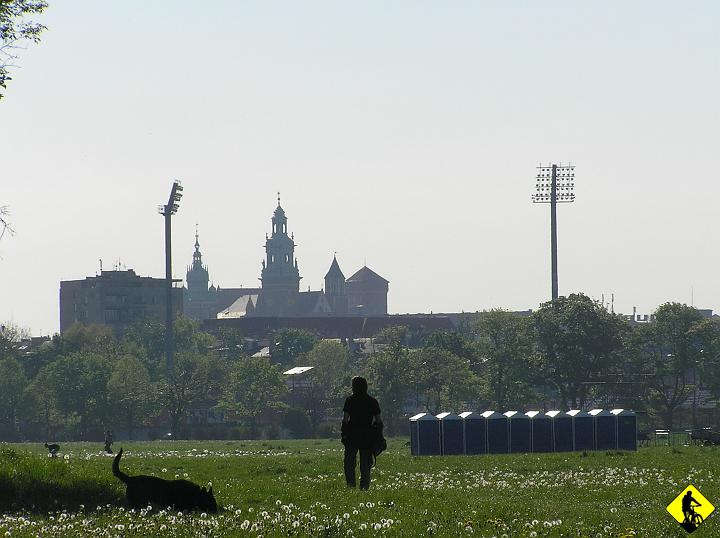 P5100004.jpg - Każdy ma swoje potrzeby. Ja, ty, on, oni.. Spełnieniem Agi potrzeb była traska którą zrobiliśmy w sobotni słoneczny ranek. Miejsce: Kraków, błonia. Widok na: Toi-Toi'e, oświetlenie Cracovii, budynek z płyty i zabytkowy Wawel. Piekne połączenie krakowskiej myśli zagospodarowania przestrzennego miasta.