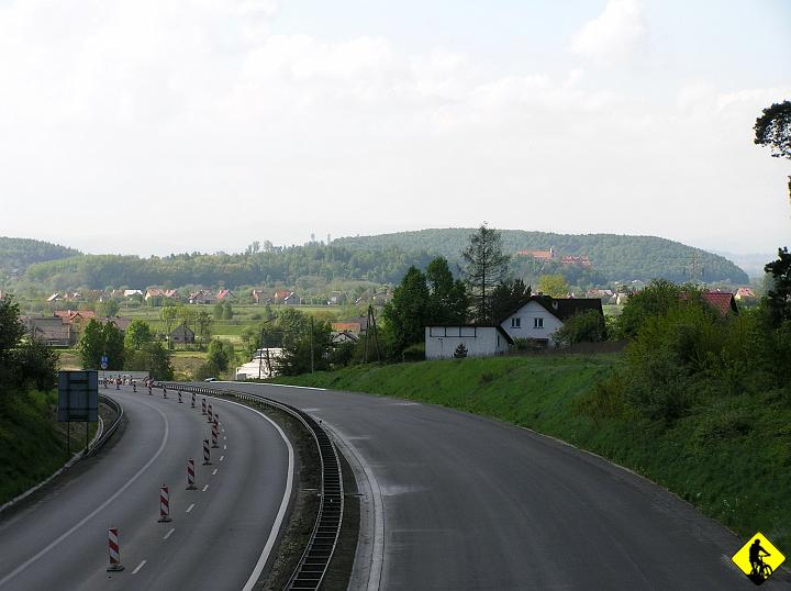 P5100009.jpg - Minęliśmy Las Wolski (z tego co pamiętam to w większości zielonym) i mknęliśmy niczym armia rosyjska śladami maratonu do Kryspinowa. Dwa lata minęły, a obwodnica nadal w remoncie...