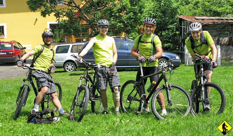 1.jpg - Zdarzają się takie dni, że ciężka praca zostaje wynagrodzona. Nagrodą był 3 dniowy wyjazd na rower w Sudety. Lądek Zdrój dokładnie. Ekipa widoczna na focie od lewej: BB, MS, PM, BG. Jest 12ta z groszami, ruszamy w teren – cel to schronisko na Śnieżniku.