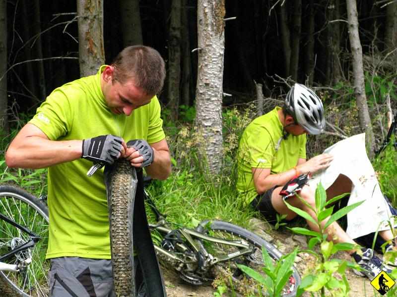 4.jpg - Gwoździem dnia był BB i jego problemy z kapciami. Wydawało nam się, że 4ry gumy to grubo ponad zapas. BG szuka czegoś na bezlitosnej mapie :)