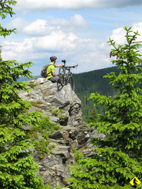 8.jpg - Na czerwonym na Żmijowcu trafiamy na ciekawe skały (urwiska skalne), gdzie każdy ma swoje 5minut. Niestety bałem się wstawić 5min BG, gdyż mogło się to skończyć 3 weekendami po 11h w pracy... :/ a miałem zajebistą ochotę. Muszę coś wykminić, by w inny sposób opublikować tą fotę (a zdjęcie miażdży) !