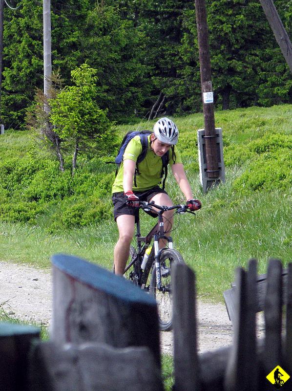 9.jpg - Końcówka podjazdu pod schronisko. Kotlet z kury. Odpoczynek i rozkoszne rozdarte mordy szkolnej wycieczki.