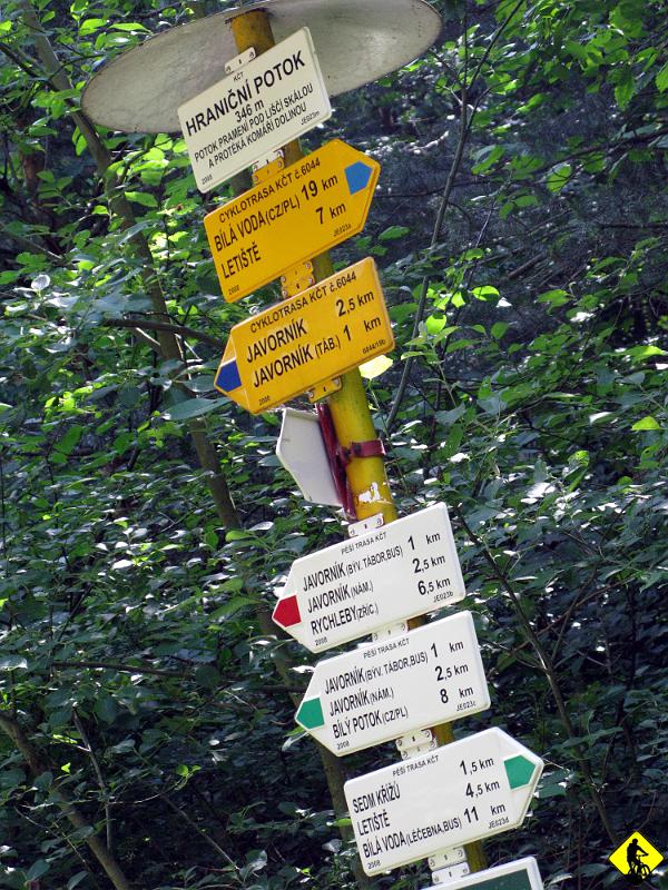 IMG_2644.jpg - Jak to pięknie jest gdy szlaki rowerowe są opisane na równi ze szlakami pieszymi. Szkoda tylko, że sporo tej "trasy" była wyasfaltowna... ale to przecież Czechy! Kierunek Letiste.