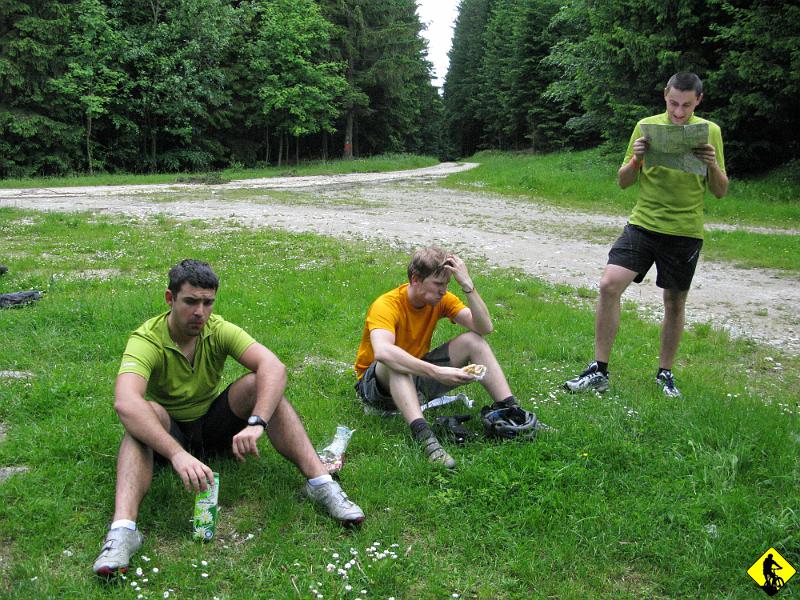 IMG_2654.jpg - Na Letiste przerwa na koryto. PM dla którego była to niedzielna wycieczka (z racji tego, że trenuje i ściga się w maratonach), wchłaniał spokojnie maślankę. Wiedział, że cokolwiek postanowimy nie sprawi mu to żadnego problemu... Wybieramy wjazd na Borówkową...