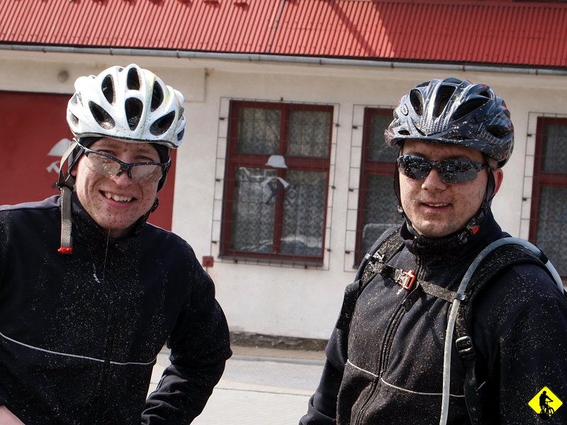 10.jpg - Zjazd zaliczyliśmy szlakiem czarnym i wylądowaliśmy prawie pod samym parkingiem. Moja mapa z przed kilku lat nie miała, ani żółtego pod Chatkę, ani czarnego prowadzącego z Potrójnej do Rzyk. Coś jednak się dzieje w Górach. Niestety pod samochodem okazuje się, że w Manitou Jurka pęka sprężyna w komorze negatywnej. Jak się później okazuje, nie ma jej u przedstawiciela na PL, gdyż nie sprowadzają już części do tak starych amortyzatorów...