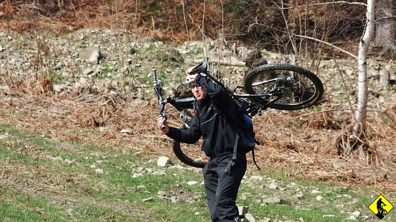 2.jpg - Celem dzisiaj jest Leskowiec w Beskidzie Małym. Zastanawiałem się jak do niego dojechać, żeby nie powtarzać innych tras z tym szczytem. Coś się wykluło i ciśniemy po wyciągu „Czarny Groń” do górnej stacji, gdzie mieliśmy wbić się na czerwony szlak prowadzący z Przełęczy Kocierskiej do schroniska pod Laskowcem.