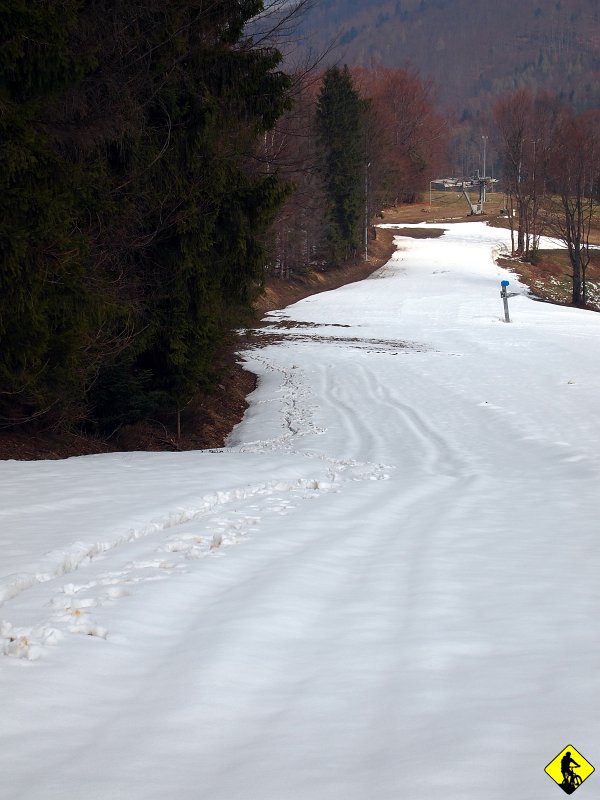 3.jpg - Plany szybko weryfikuje leżący nadal śnieg, który było już widać z drogi, którą jechaliśmy. Miałem nadzieję, że nie będzie go leżało na tyle, by przeszkadzał w spokojnej jeździe. Niestety, moja nadzieja utopiła się wraz z butami po kostki w mokrym białym gównie.