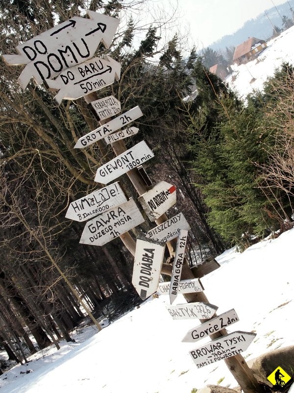 4.jpg - Szybko zweryfikowaliśmy plany i Laskowiec był nie do zdobycia w takich warunkach. Mijający turyści tylko kręcili głowami i coś mamrotali pod nosem. Z kompletnie mokrymi stopami zatrzymujemy się w Chatce Studenckiej, gdzie mogliśmy sami sobie zrobić herbatę....