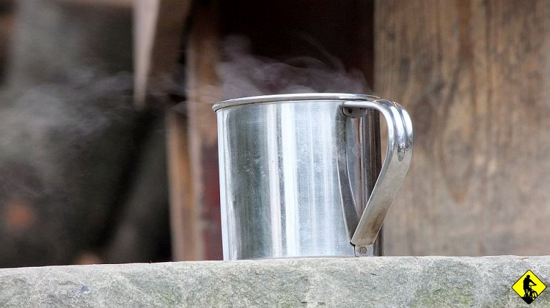 5.jpg - … dzięki której mogliśmy się zagrzać (a byliśmy już nieźle wkurwieni tym, że właściwie to dzisiaj tylko chodzimy, a nie jeździmy!). Dodatkowo trafiliśmy na imprezę urodzinową pewnej ekipy (nie wnikaliśmy w szczegóły) ze śląska( chyba :). Dostaliśmy oficjalne zaproszenie na profil na naszej klasie ”Chatka Studencka” w B. Małym :) Niestety nie mamy tam profili :)