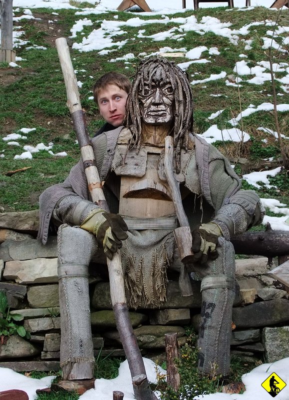 6.jpg - Swoją drogą Chatka ma wyjątkowy klimat, który budowany był przez lata. Kiedyś podczas wypadu w Mały, spotkaliśmy właściciela na rowerze, który nas zapraszał. Wtedy nie mieliśmy czasu, poza tym trzeba byłoby zjechać ze szlaku bez oznakowania. Teraz poprowadzili tam szlak żółty, który odbija od wspomnianego wcześniej czerwonego.