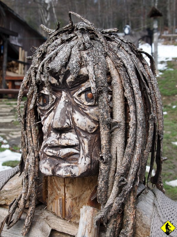 7.jpg - Fajnie się siedziało. Wypiliśmy dwie herbaty i wcisnęliśmy kanapki z plecaka. Zrobiło się ciepło w butach (być może nawet sucho). Trzeba było podjąć męską decyzję i wrócić do auta. Dobrze, że jeszcze goście byli na tyle trzeźwi, by nam podpowiedzieć jak najfajniej ( czytaj bez śniegu).