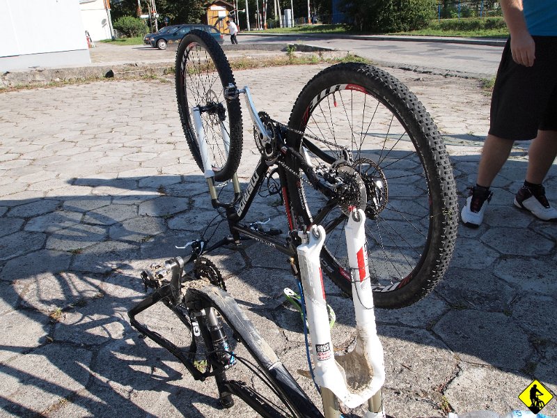 1.JPG - Coraz częściej się zastanawiam, dlaczego się tak katujemy i wstajemy o 5 czy 6 rano. Nie lepiej by było pojechać o 20 poprzedniego dnia na nocleg? Pewnie i lepiej, ale życie na to nie pozwala i znowu tak wstałem, żeby przywitać się z Piwnicznej Zdrój.