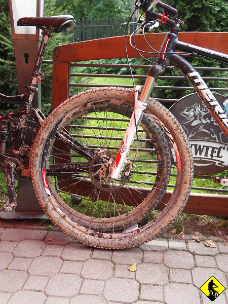 10.jpg - W Rytrze chwila przerwy i wkręcamy się szutrem na Pasmo Radziejowej. Niestety Jaro się coś źle poczuł, a że nie chciało mu przejść ( a ja nie chciałem sprawdzać jak się walczy z ponad 100kg bezwładnym ciałem) to zdecydowaliśmy wrócić do Rytra i przejechać asfaltem to Samochodu w Piwnicznej.