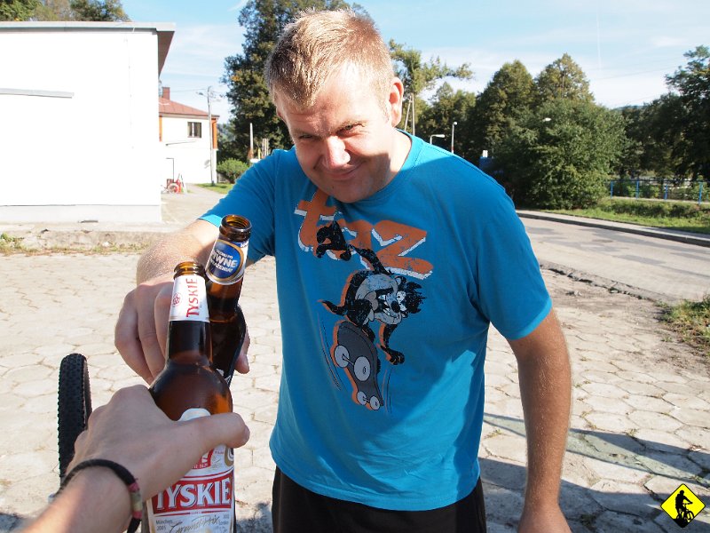 2.JPG - Rozpoczynamy dzień nietypowo, bo od Piwka i telefonu do Piotrka z pozdrowieniami. Musiał być bardzo zdziwiony, jak usłyszał, że zaraz będę kręcił z Jarkiem ( znajomy z TC ) po Beskidzie Sądeckim. No dobra, może to było chamskie :)