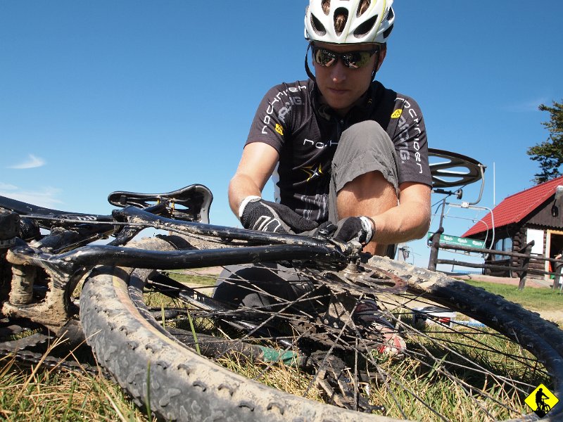 4.JPG - Błękitne niebo tylko zachęca do konkretnej wyrypy lub jak kto woli zmasakrowania się :) Mała regulacja po kilku km, czyli ciągła walka z ocierającym Hayesem :/ Przy okazji widać jak zużyta jest już moja tylna opona, która też pamięta Jarka z TransCarpatii :)