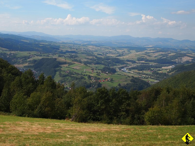 7.jpg - Czerwony do Rytra dosyć przyjemny. Jest kilka miejsc, gdzie mogliby się rozbić cyganie, ale też jest kilka, gdzie mogliby zostać rozjechani przez zapier… rowerzystów :)