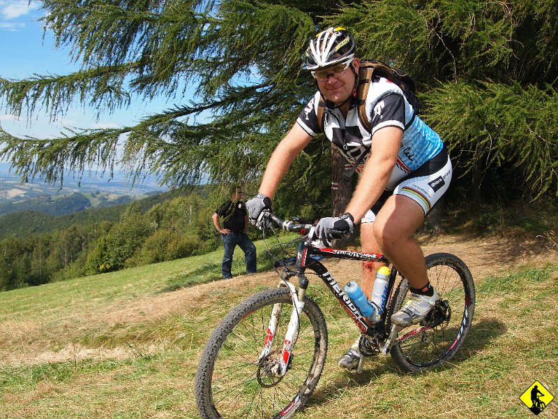 8.JPG - Jarek to kawał ch…. chłopa, jechał na 29 calowej meridzie ze sztywnym tyłem. Jak na jego masę uderzeniową, to na rowerze w terenie radzi sobie znakomicie.