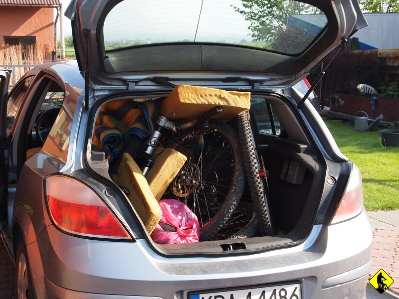 1.JPG - Jak ktoś mi powie, że trzy rowery nie zmieszczą się do Astry z 2006r to mu nie uwierzę  gdyż sam byłem uczestnikiem kompresowania aluminiowych rurek. Co więcej, siedziałem z tyłu, czyli teoretycznie beze mnie zmieściłby się czwarty lub i piąty rower 