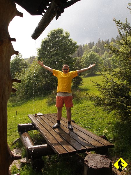 6.jpg - Zatrzymujemy się w Schronisku pod Jałowcem i jemy coś ciepłego, co jest błędem taktycznym, gdyż na szczyt pozostaje max 20min, a po ok. 30-40min czekania/jedzenia rozpętało się piekło – grzmoty i klople deszczu wielkości ogniw łańcucha :) do tego w towarzystwie promieni słonecznych.