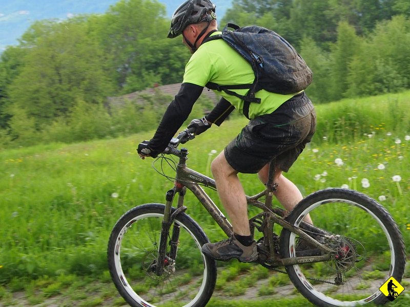 7.jpg - Jałowiec odpuszczamy. Powrót do Przełęczy szutrówką wijącą się (trawersem) wzdłuż pasma.