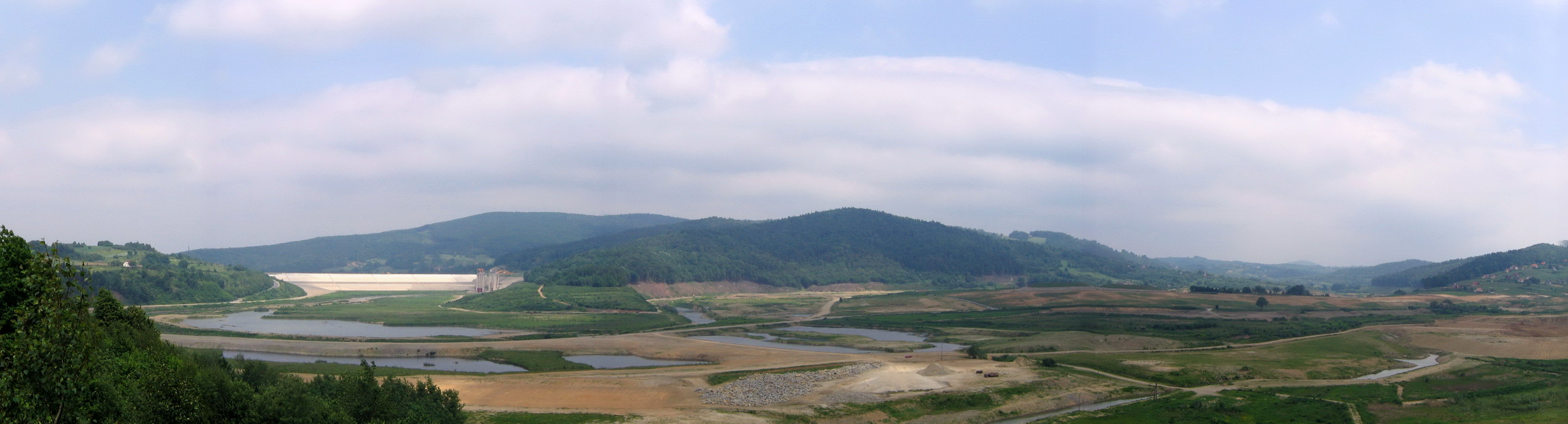 3a.jpg - Założenie na dzisiaj: Z Wadowic 17km do Zembrzyc drogą nr28 (duży ruch i duże TIRy, niebezpieczna sprawa :/), potem wjazd w teren, przez Grupę Żurawnicy na Leskowiec i do Wadowic. Na zdjęciu mała panorama na budowę zapory i sztucznego zbiornika w Świnnej Porębie