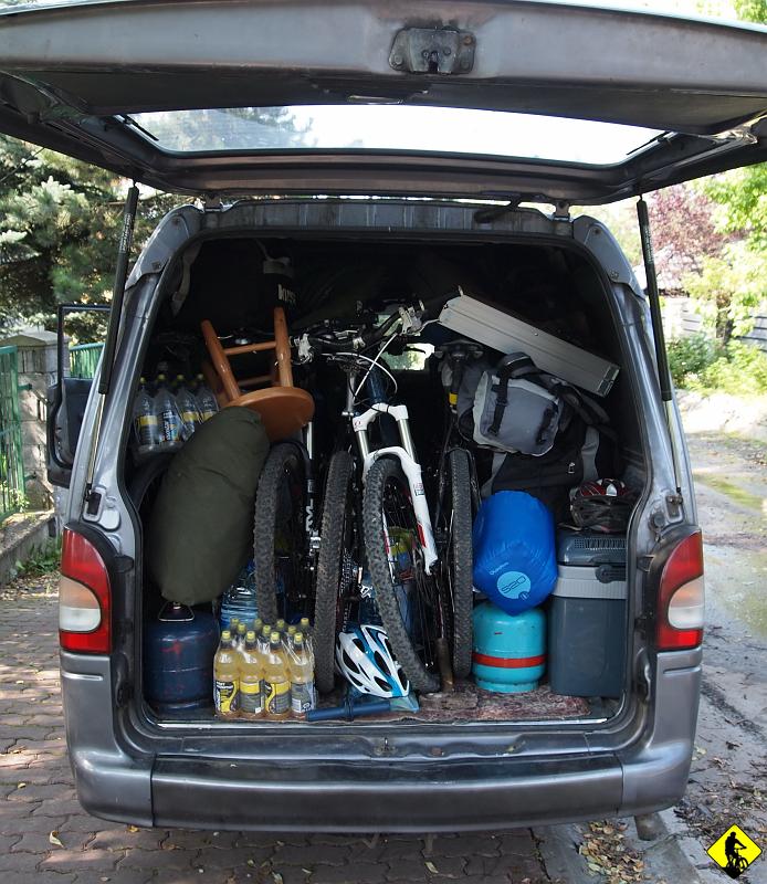 1.jpg - Dzień pierwszyKażdy szanujący się rowerzysta powinien kiedyś wystartować w TransCarpatii (jeśli kiedyś jeszcze będzie :), ale o tym później ). Nam (tj. mojej osobie i Piotrkowi) się udało zdobyć $ na startowe z niebieskiej korporacji, w której pracujemy, czyli z Decathlonu. Była to nagroda za wyniki finansowe serwisu w zimie (wypracowaliśmy taki obrót, że napchaliśmy wszystkim wyżej tyle zielonych, że starczyło i dla nas :)Gdy się dowiedziałem o starcie, zaczęły się treningi. Pierwszy raz w życiu trenowałem z taką intensywnością. Średnio 3x w tygodniu byłem na rowerze (początkowo trenażer). Cała ekipa liczyła 5 osób: My, Barto-trzeci (były już serwisant z Deca) i dwie dziewczyny ( moja Aga i  Piotrka Klaudia, które miały nas masować po etapach i w ogólnym pojęciu –dobrze się bawić).