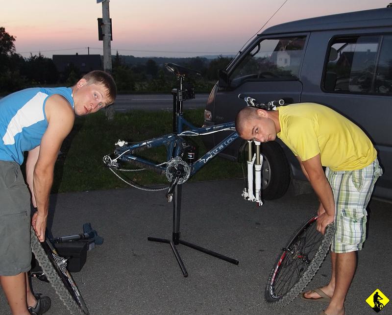 2.jpg - Pierwszy etap rozpoczynał się w Ustroniu. Docieramy w dniu poprzedzającym start na odprawę. Sama odprawa nie robi na mnie szczególnego wrażenia. Jedni zadają bezsensowne, a drudzy dziwne pytania. Dostaliśmy pakiety startowe i do zobaczenia na starcie. Pierwsze starcie z organizacją było dość dziwne, gdyż mailowo mieliśmy mieć dogadane miejsca dla naszej ekipy, a na pytanie: gdzie, co i jak? Pan Rygielski odpowiada  „Zobaczymy co to za ludzie i wtedy będziemy podejmować decyzje…”Po dotarciu na zarezerwowany nocleg, dowiadujemy się, że nie jest zarezerwowany i nikt na nas nie czeka… Zaczyna się jednym słowem zajebiście. Po dłuższych negocjacjach i próbie wyjścia z tej dość niezręcznej sytuacji właściciele dochodzą do wniosku, że wynajmą nam pokój na noc (w sumie to przeszło by im 250zł za raptem 10h naszego pobytu). Pamiętajcie jednak: Nawet dobry kolega nie załatwi wam noclegu przez swoją mamę, która każe to zrobić swojej mamie, a ta jeszcze zleci to swojemu 60cio letniemu się mężowi. 