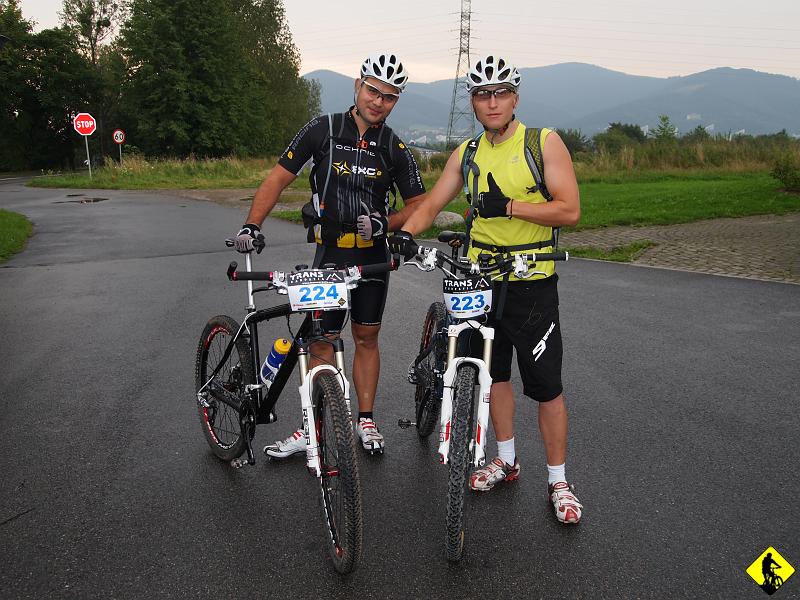 3.JPG - Dzień drugi (1 etap Ustroń - Rajcza)Wczoraj na odprawie dowiedzieliśmy się, że deszczy był przewidywany ok. godziny 10tej i miało tylko pokropić. Pierwszy etap miał być swoistą selekcją na tych co wybrali się tu przez przypadek i nie wiedzieli co ich czeka, i na tych co wiedzieli co ich czeka (a czy to był przypadek, czy nie to już mniejsza :) Liczył w teorii 90km i wiódł przez połowę pasma doliny Wisły (Czantoria, Stożek), by później wspiąć się na wielką Raczę i przez Rycerzową zjechać do Rajczy, gdzie była meta. Już na mapie widać było, że jest to bardzo ciężki etap! Po starcie rozpętała się burza w jakiej jeszcze w życiu nie jechałem! Pioruny waliły co kilkanaście sekund około 200-400m od nas. W gacie ze strachu zesrałem się kilka razy. Dobrze, że cały czas padało, to nie było nic widać :) A na poważnie, to było to mało fajne – wręcz niebezpieczne! Burza trwała przez 5h, a deszcz padał przez ok. 8h. Coś niesamowitego! 