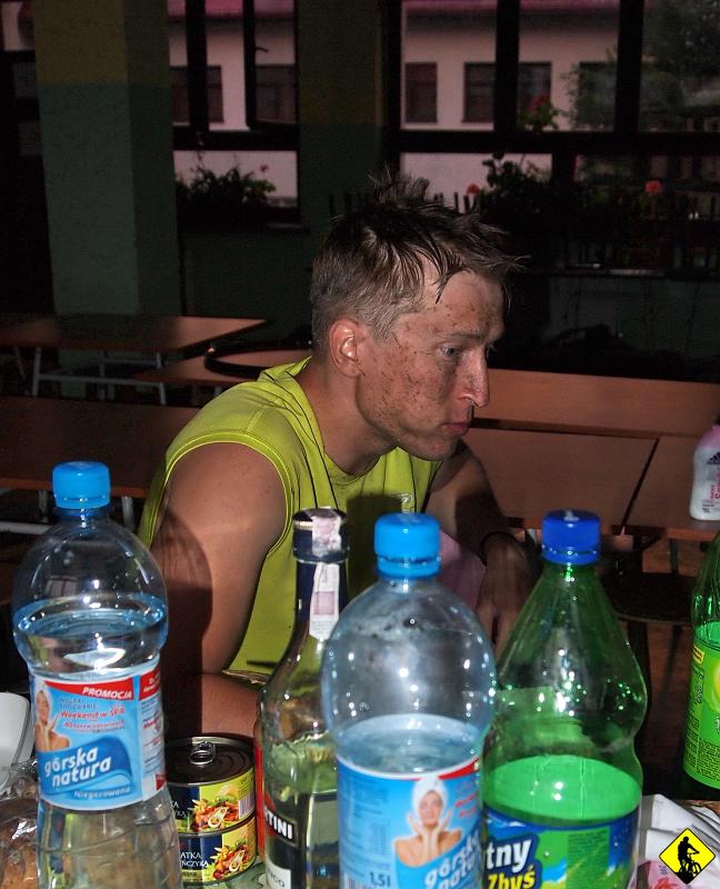 4.jpg - Organizator nie skrócił etapu (usunięcie jednego punktu to nie skrócenie), bo i po co – więcej osób się wycofa, więcej sosu dla mnie. Dodatkowo 90% odcinka z Wielkiej Raczy było nie przejezdne i pokonywaliśmy go z buta! Na ostatni punkt pomiarowy wpadamy równo o czasie zejścia osoby „czytającej” chipy. Po 10,5h morderczej walki, której nie da się opisać żadnymi słowami, wpadamy na metę. Jestem wykończony nie mam siły trzymać widelca w knajpie, gdzie wydają posiłek regeneracyjny. Marzę tylko o ciepłym prysznicu. Gdy doprowadzamy się do ludzkiego wyglądu, Barto cudownie doprowadza nasze rowery do sprawności bojowej. Ja nawet nie chcę myśleć, że to był dopiero pierwszy etap i, że czeka nas jeszcze 6! W nocy nie mogę zasnąć, ciało jest jeszcze gdzieś w górach o pcha rower, jest mi gorąco, śpię bez przykrycia. Obracam się i widzę, że Piotrek też. Na mecie powiedział do Rygielskiego, że był to jego jak trudniejszy etap w całej sportowej karierze. Nie wyobrażam sobie jazdy solo. Wg mnie nie powinno być możliwości startu bez pary. Jest to po prostu niebezpieczne.