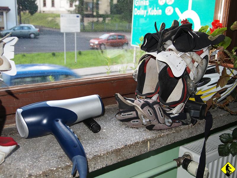 5.JPG - Dzień trzeci (2 etap Rajcza - Spytkowice)Budzą nas cudowne słoneczne promienie wpadające przez okno szkolnej stołówki, na której przyszło nam spać. O dziwo… czuję się dobrze. Robimy śniadanie i powoli się pakujemy.Start jak dnia poprzedniego (i zawsze) o 9tej. Sprawdzamy wyniki i przyjechaliśmy na 4 miejscu. Ogromna ilość osób pojechała na FUN (na pierwszym etapie można było dokonać podziału: Na tych bardziej twardych i mniej twardych). Gdyby org skrócił wczorajszy etap do fun, to jestem przekonany, że miny na starcie byłyby o wiele lepsze i byłoby ich o kilka więcej. Dzisiaj jedziemy z Rajczy na Rysiankę, Miziową, na Słowację, przecinamy zakopiankę i zjeżdżamy stokiem w Spytkowicach na metę. 