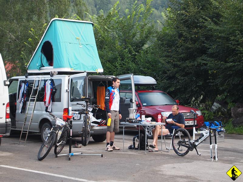 6.JPG - . Start i zaczyna się kręcenie. Jedzie mi się dobrze, nic mnie nie boli. Wczoraj Piotrka pod koniec złapał skurcz… łydki oczywiście i dzisiaj postanowiliśmy pojechać spokojnie. Wiedzieliśmy, że nawet jadąc powoli zrobimy etap w limicie z nadwyżką.