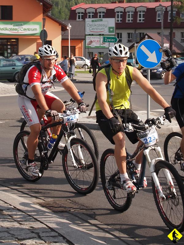 7.jpg - Wszystko byłoby fajnie, gdyby nie to, że org nigdy chyba nie oglądał planowanych tras… odcinek z Miziowej (szlak koloru czerwonego) był czymś chorym. Ciężko, to tam się schodziło, a co dopiero zjeżdżać na rowerze ( a mam 150/ 150 skoku). Daliśmy się wyruchać, bo mogliśmy zjechać nartostradą i podjechać asfaltem na granicę, a nie bujać się po 40cm uskokach z rowerem na ramieniu. Jedziemy z pożyczonym gps’em, którego kompletnie nie potrafię obsługiwać. Jedyne co wiem, to jak wgrać do niego mapę (jak się potem okazało, to zupełnie wystarczyło). Od połowy etapu czujemy, że mimo, iż jedziemy lżej, to chyba jesteśmy dość wysoko. Podkręcamy trochę tempo i na metę wpadamy na 3ci (zespołowo) miejscu i tuż przed kolejną ulewą z piorunami…