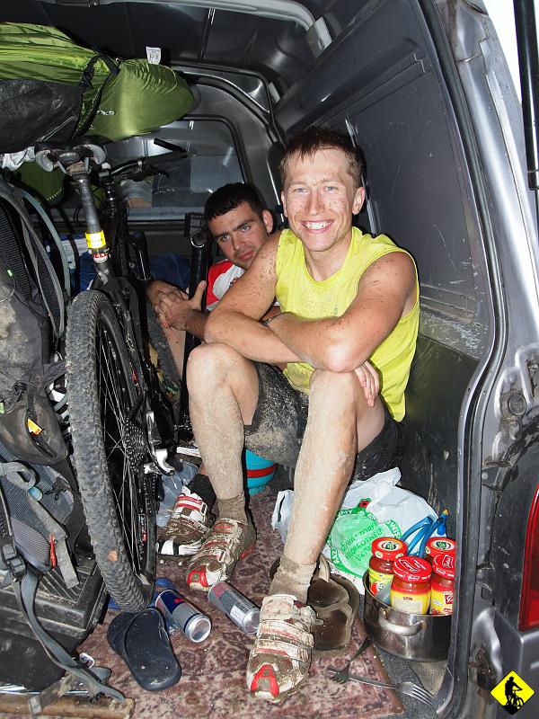 9.jpg - Ekipa załatwiła nocleg za 20zł i zmyliśmy się z mety. Wieczorem po czymś co miało przypominać dekorację, dowiedzieliśmy się, że etap 3 kończy się w Ochotnicy Górnej, a nie w Szczawnicy (czyli 35-40km wcześnej). W sumie i dobrze, choć tego etapu to akurat będzie szkoda, bo fajne tereny. Masaż i spanie.