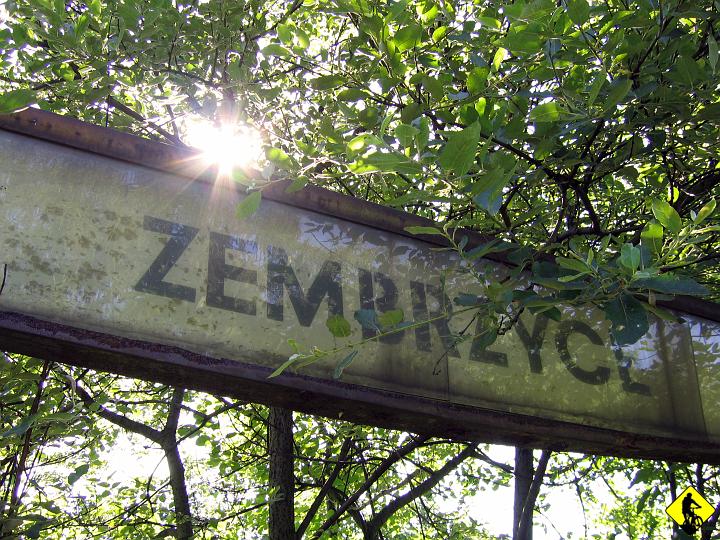 IMG_1863.jpg - Witamy w kraju. Zapowiada się trzecie podejście do Leskowca. Wraz z Agnieszką docieramy do Zembrzyc pociągiem i właściwie od razu jesteśmy w terenie.