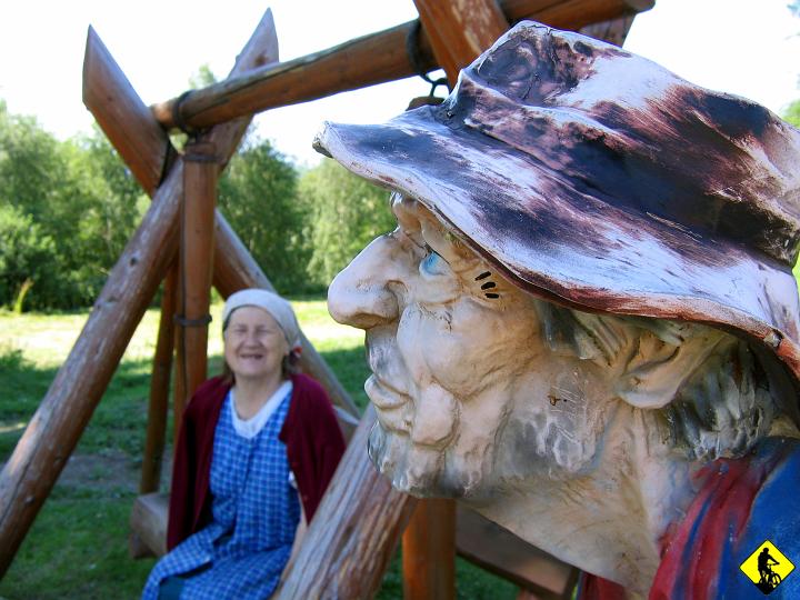 IMG_1879.jpg - Miła starsza kobieta opowiedziała mi historię "dziadka wędrowca". Okazało się, że jej wnuczek przywiózł do z drugiego końca polski, gdy wracał ze służby dla kraju :)