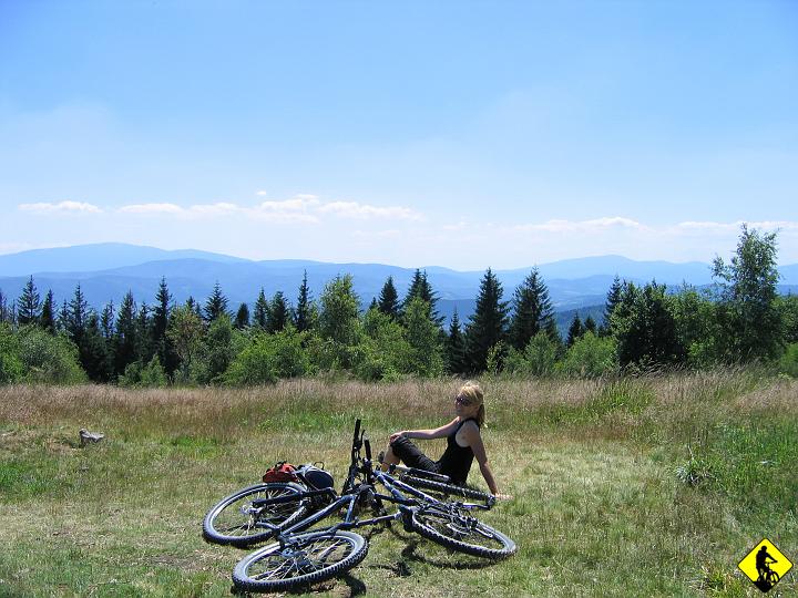 IMG_1933.jpg - I pełnia szczęcia na Leskowcu. Jak to się bardzo popularnie mów: Do trzech razy sztuka. Po lewej Babia, po prawej chyba Pilsko i mocne burzowe wspomnienia.