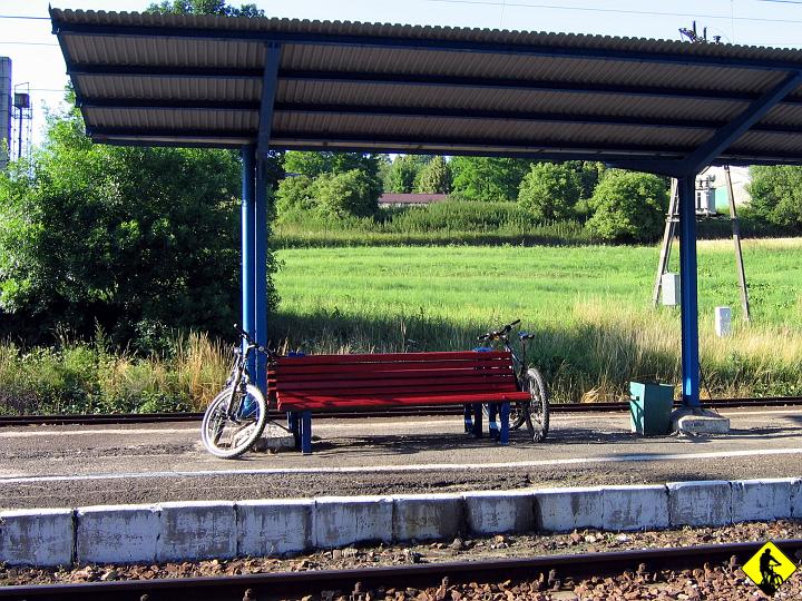 IMG_1984.jpg - Zjeżdzamy do Wadowic, a, że połączenie PKP jest właściwie żadne (Papieski nie zabiera rowerów) musimy dojechać do torów relacji Krk-Zakopane. 10km do Stryszowa. Leżymy 1.30min na czerwonej ławeczce z zachodzącym słońcem na twarzach. Kolejny udany dzień!