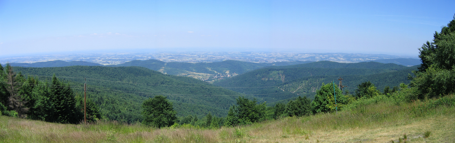 pano.jpg - Dalej zielonym na Gancarz. Widok na rowerową pustynię, czyli wszystko na północ. Z gancarza "uwaga" trudny zjazd z dużymi kamieniami. W sumie to trzebaby się zastanowić nad szybszą i dłuższą opcją, bo szkoda w ten sposób tracić wysokość.